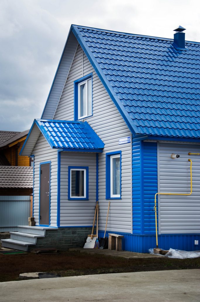 Дома с синей крышей фото